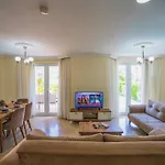 Sunset Aqua Lettings 아파트호텔